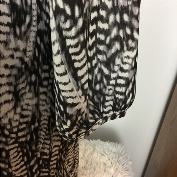 H & M size 2 black white and gray dress
Body is lined arms are not
3/4 s… - Picture 4 of 16